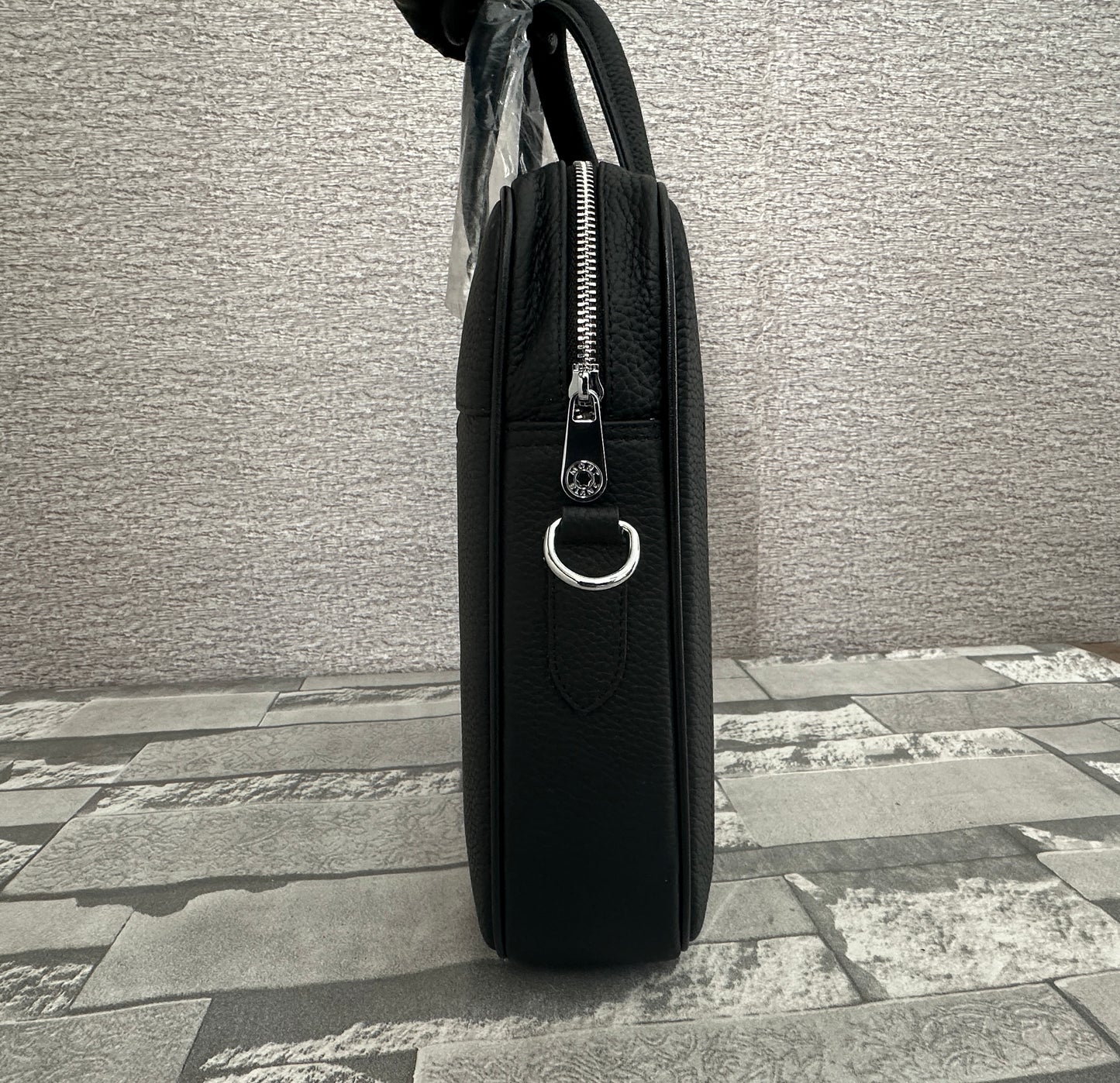 Portafolio negro de Piel Genuina, perfecto para laptops