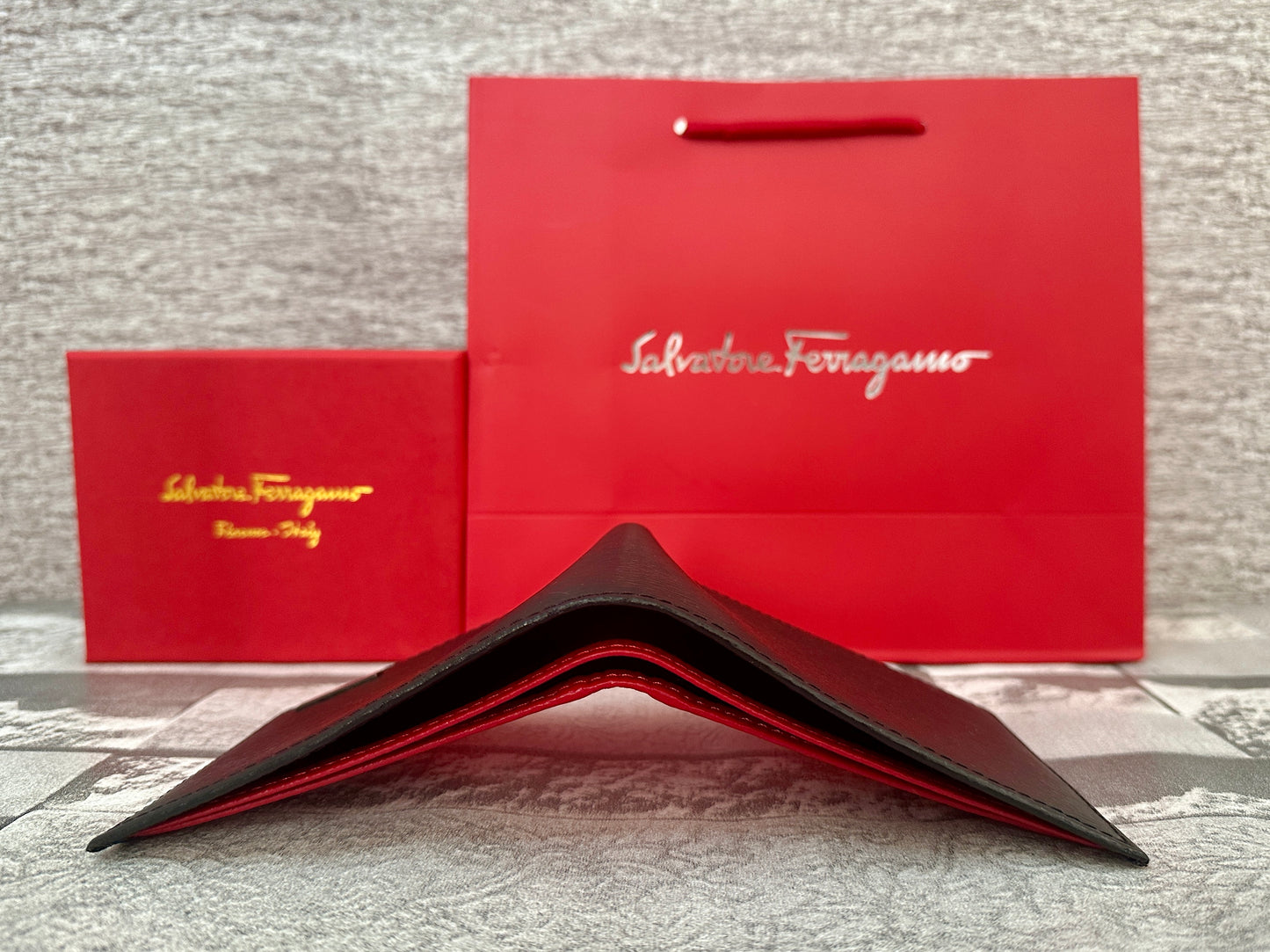 Cartera S. Ferr4gamo de piel genuina interior rojo
