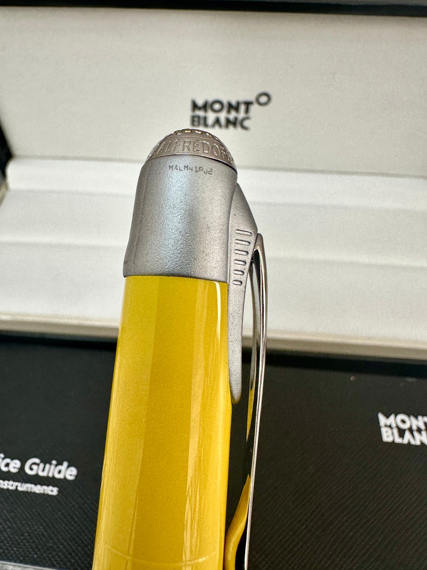 Pluma tipo roller edición Enzo Ferrarl Yellow