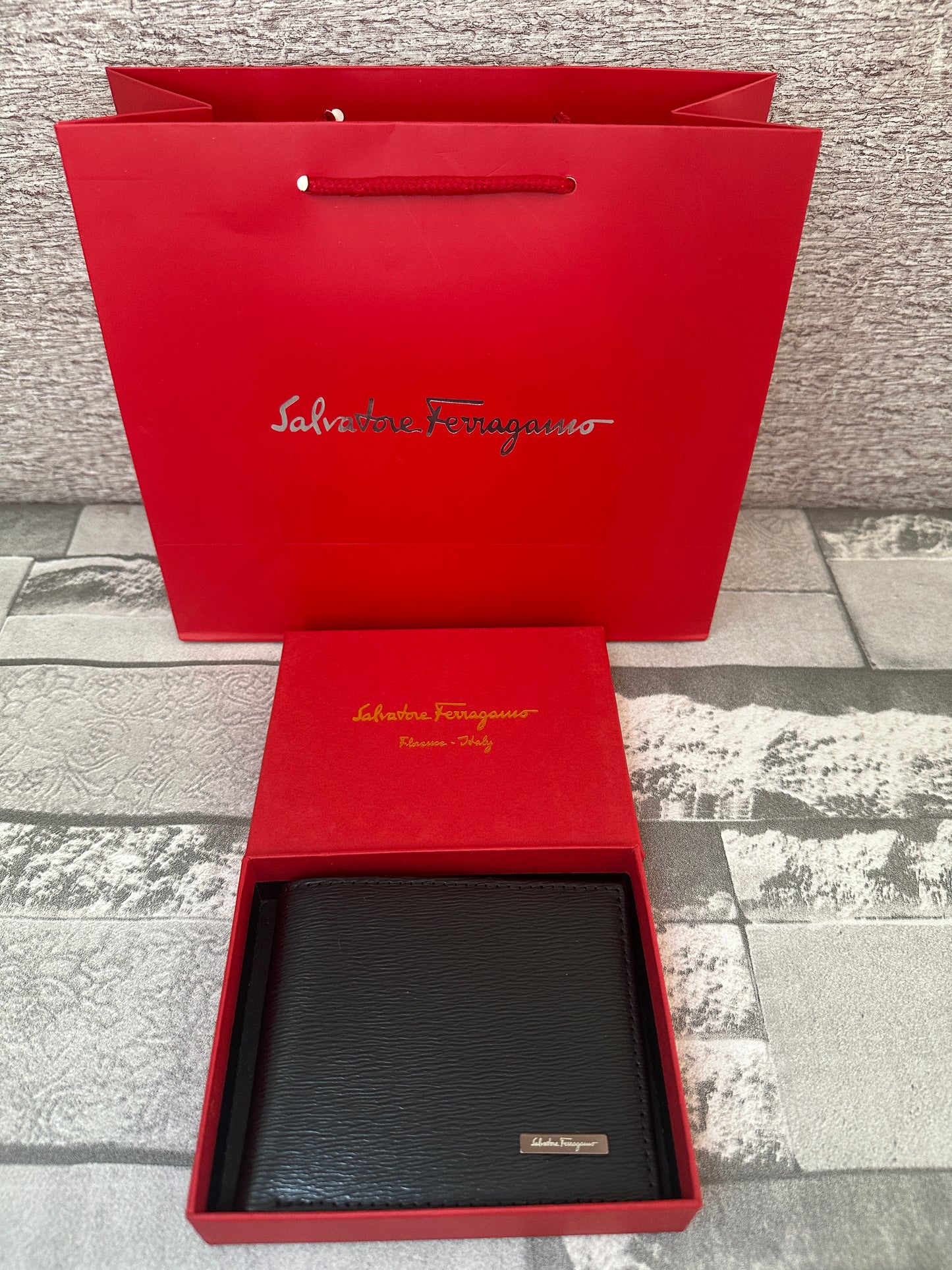 Cartera S. Ferr4gamo de piel genuina interior rojo