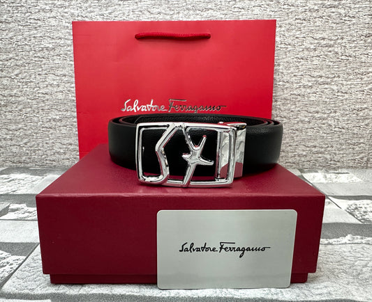 Cinturón negro con hebilla plateada con letras SF