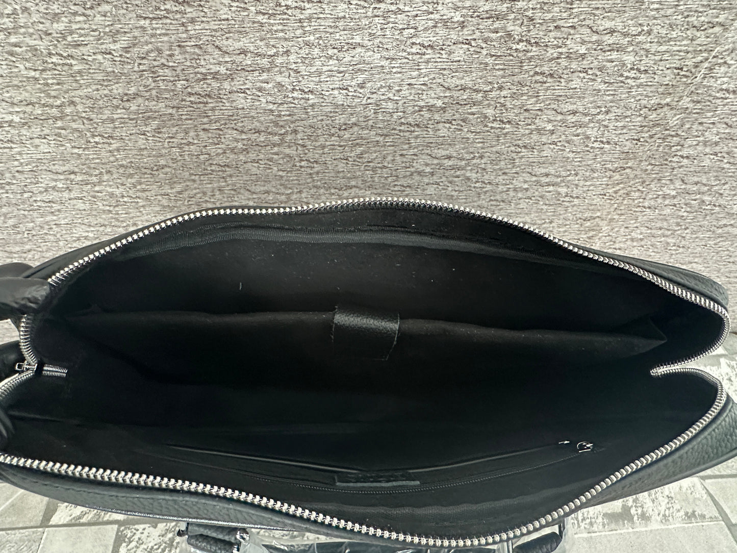 Portafolio negro de Piel Genuina, perfecto para laptops