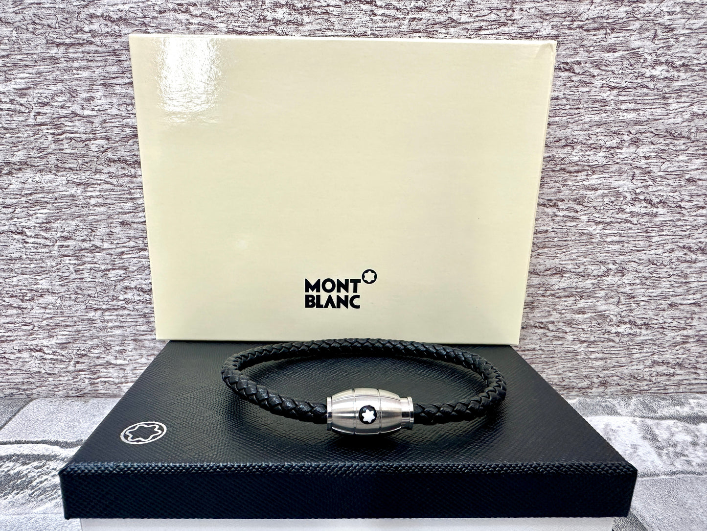 Pulsera negra MB De cuero y acero inoxidable