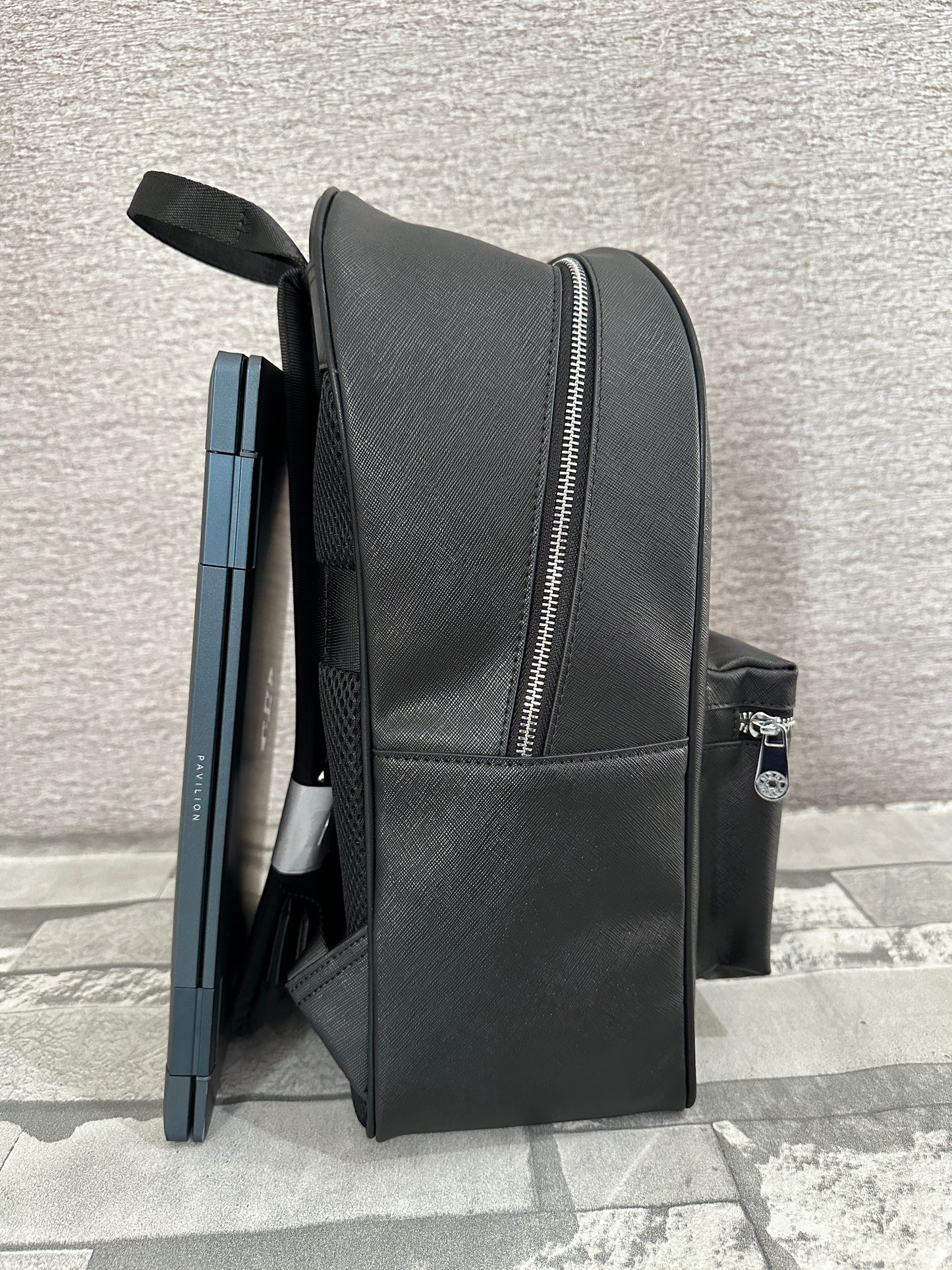 Mochila negra tipo Back pack
