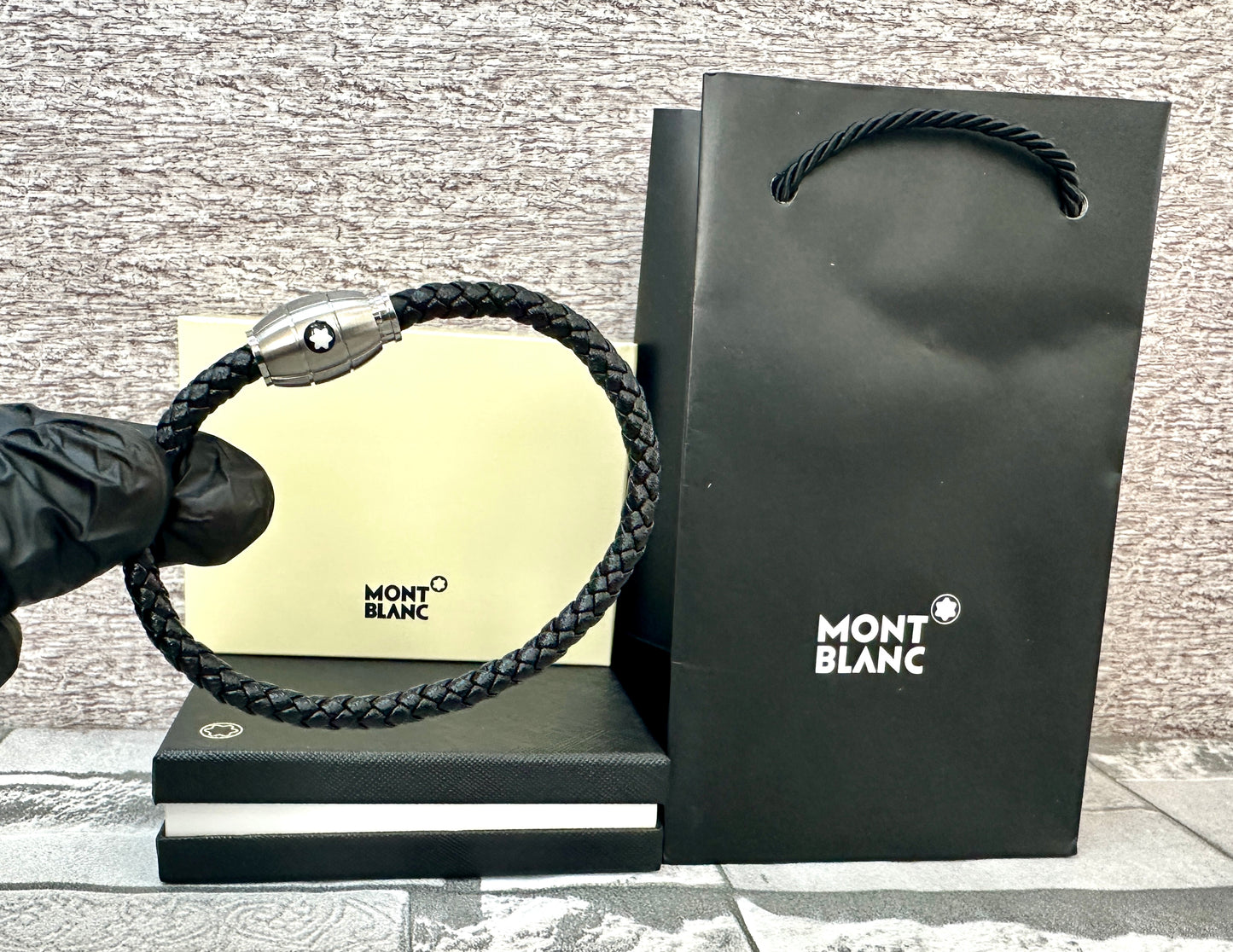 Pulsera negra MB De cuero y acero inoxidable