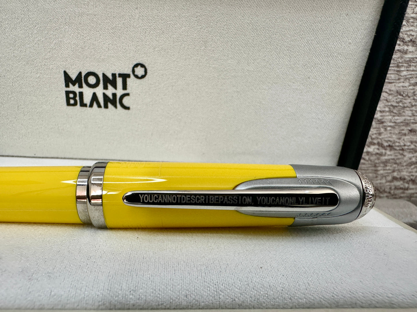 Pluma tipo roller edición Enzo Ferrarl Yellow