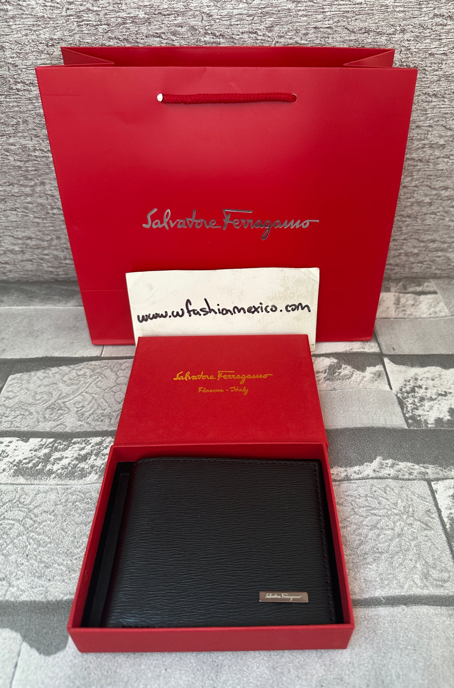 Cartera S. Ferr4gamo de piel genuina interior rojo