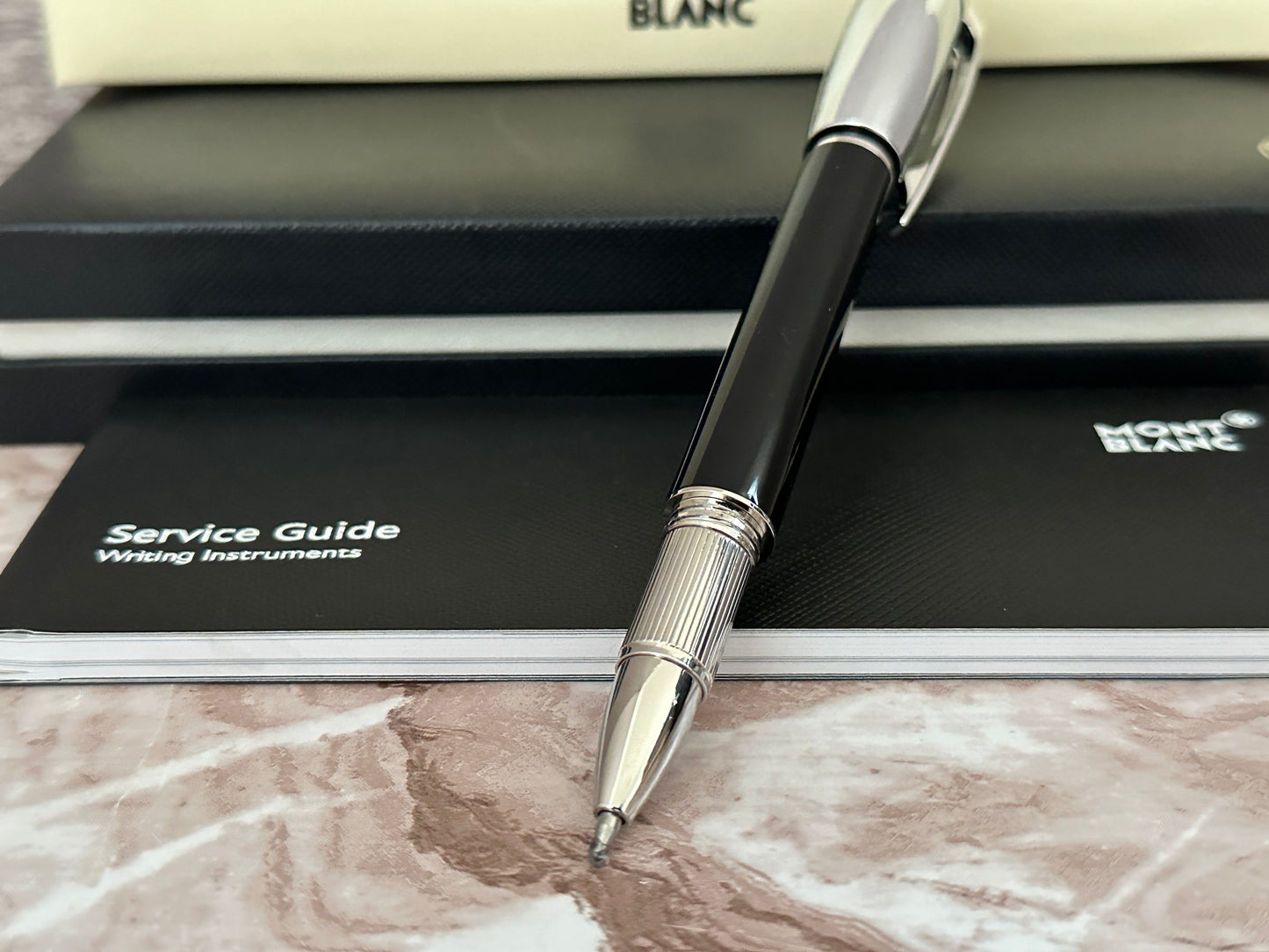 Pluma tipo Rollerball Starwalker MB negro con plateado