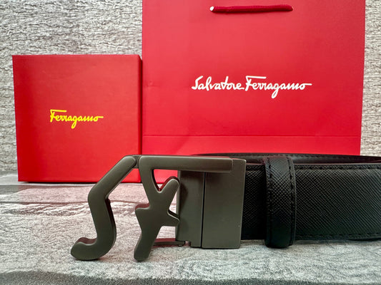 Cinturón negro con letras SF