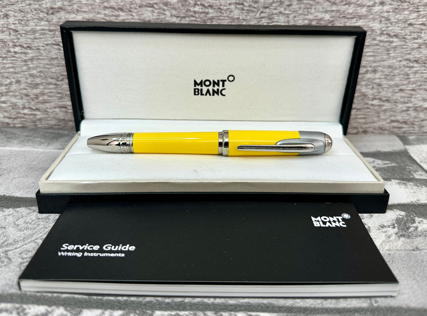 Pluma tipo roller edición Enzo Ferrarl Yellow