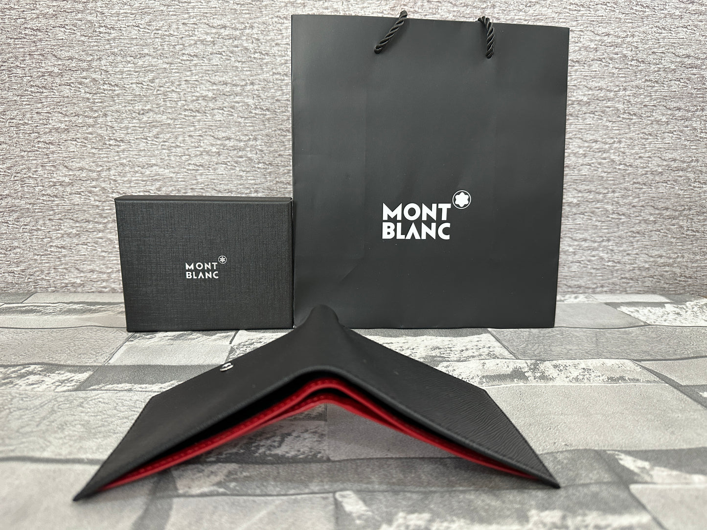Cartera negra texturizada de piel genuina MB interior rojo