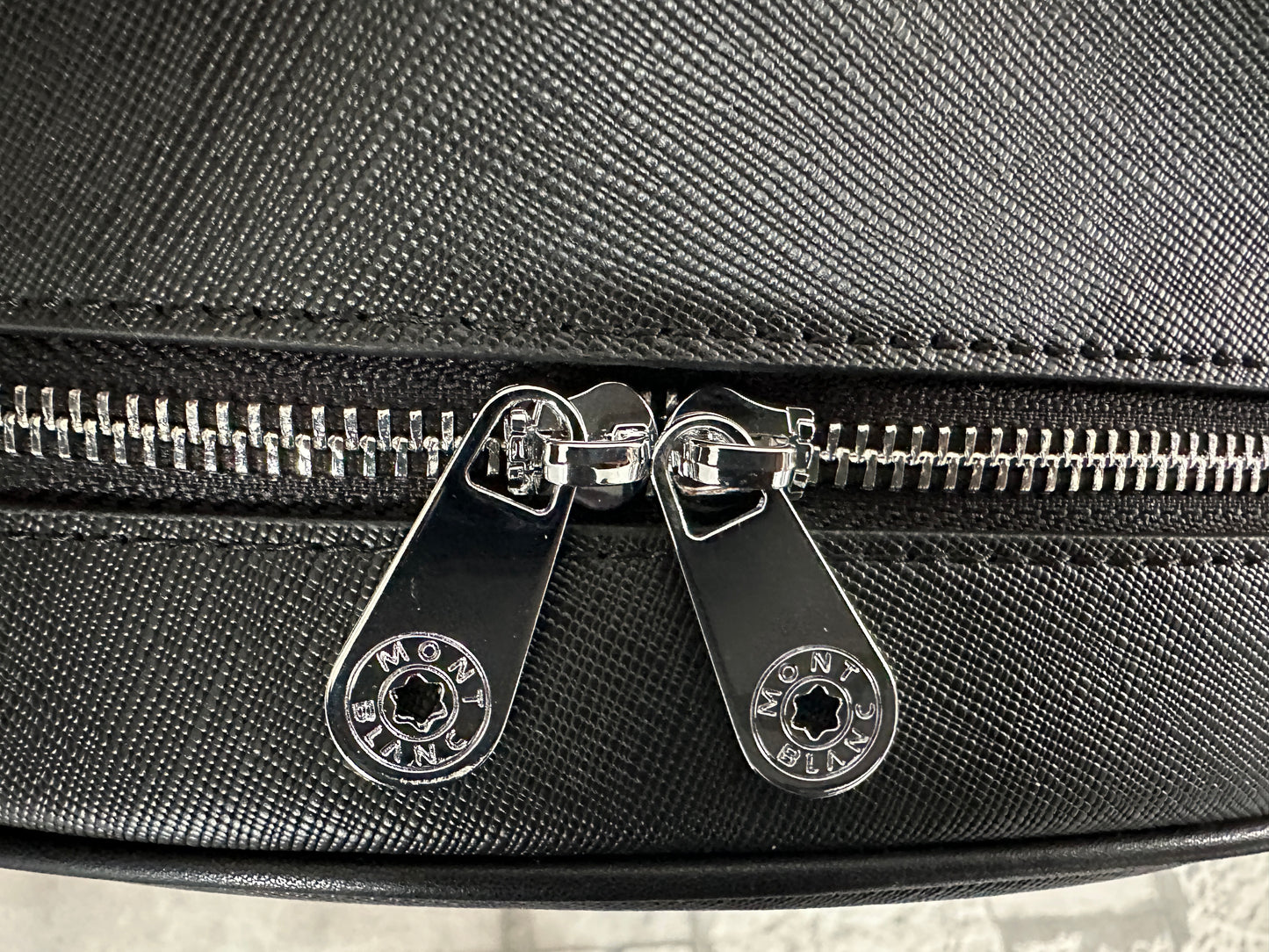 Mochila negra tipo Back pack