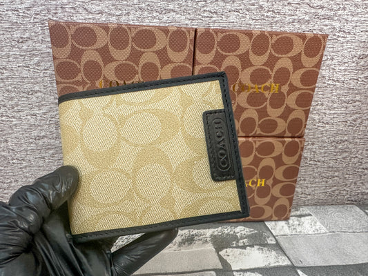 Cartera cafe claro C0ach con monograma