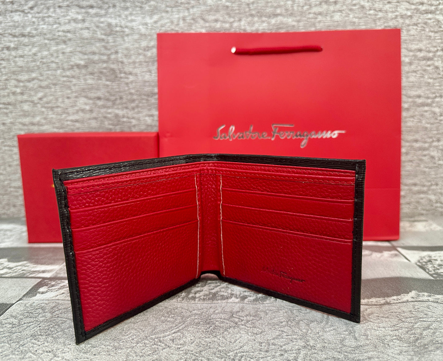 Cartera S. Ferr4gamo de piel genuina interior rojo
