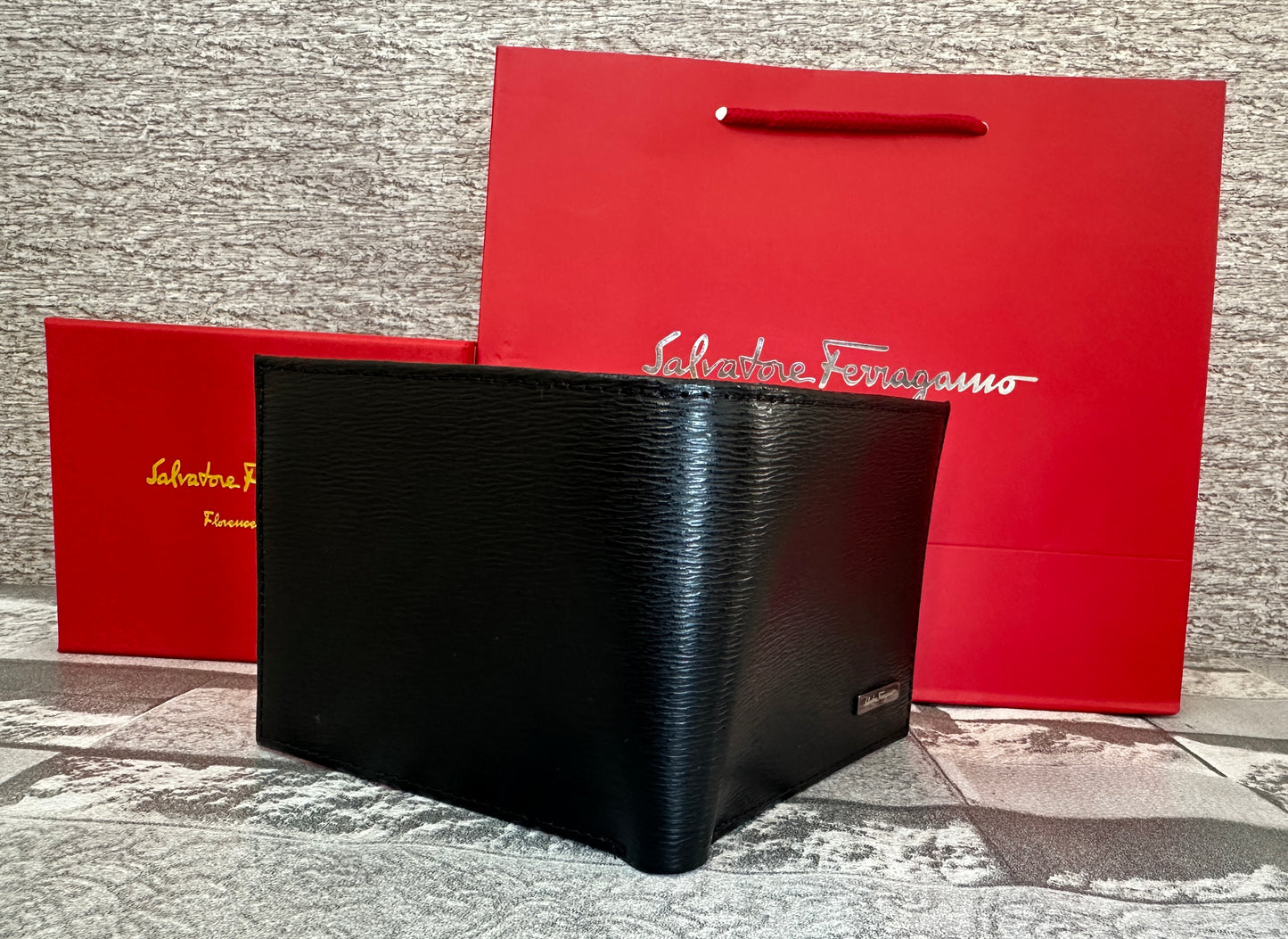 Cartera S. Ferr4gamo de piel genuina interior rojo
