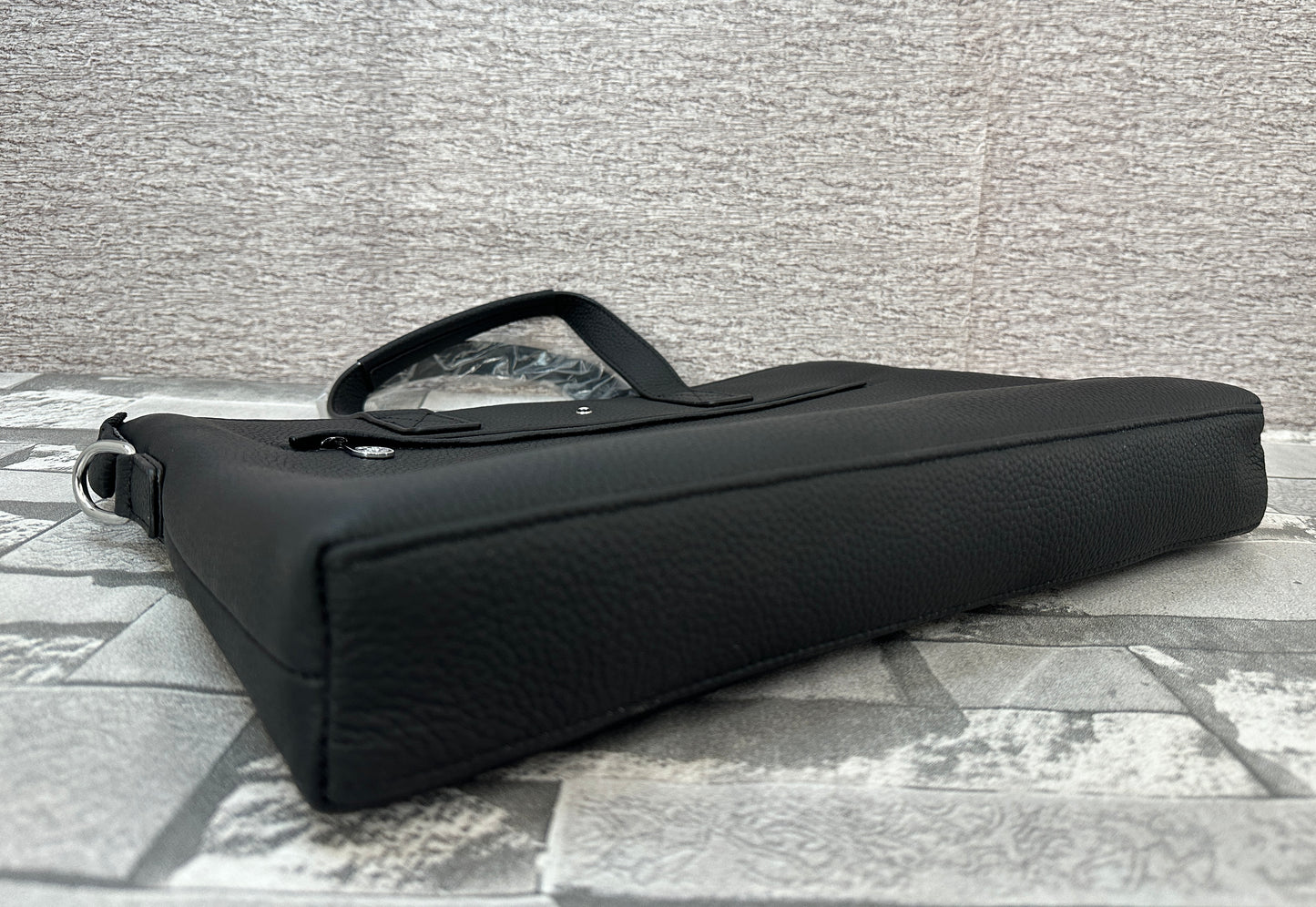 Portafolio negro de Piel Genuina, perfecto para laptops