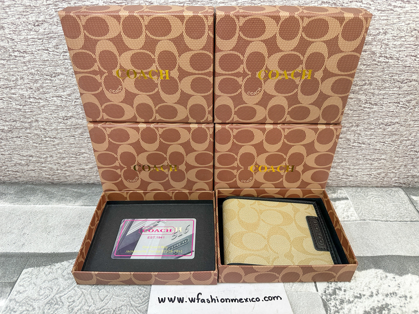 Cartera cafe claro C0ach con monograma