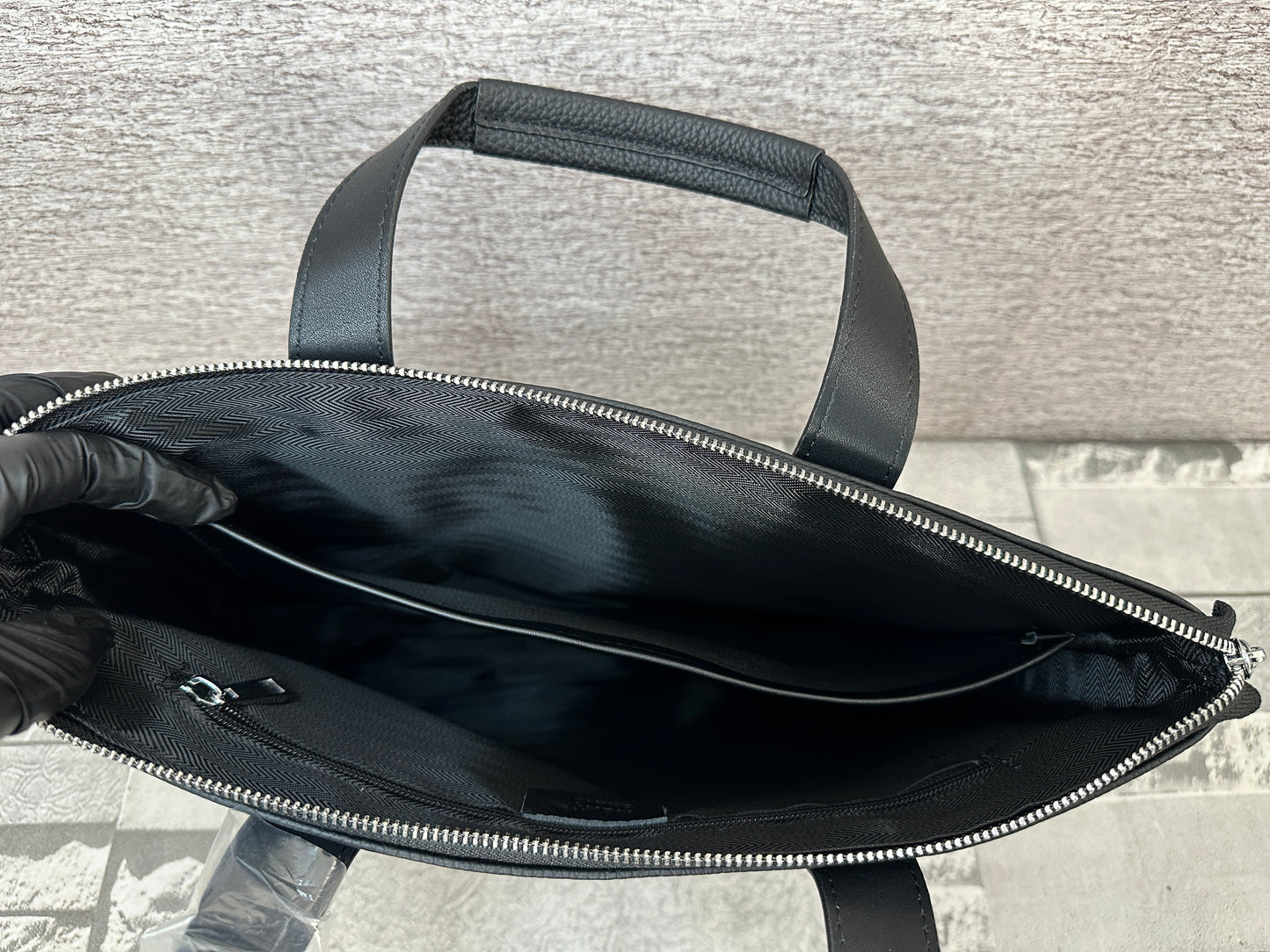 Portafolio negro de Piel Genuina, perfecto para laptops