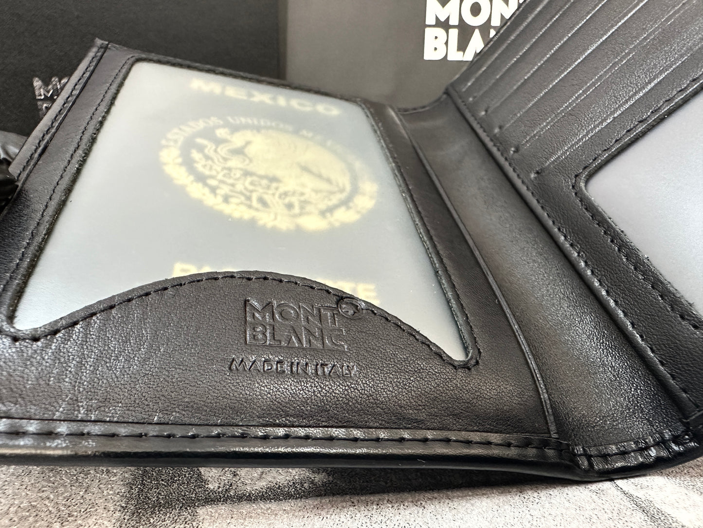 Porta pasaporte de piel genuina MB