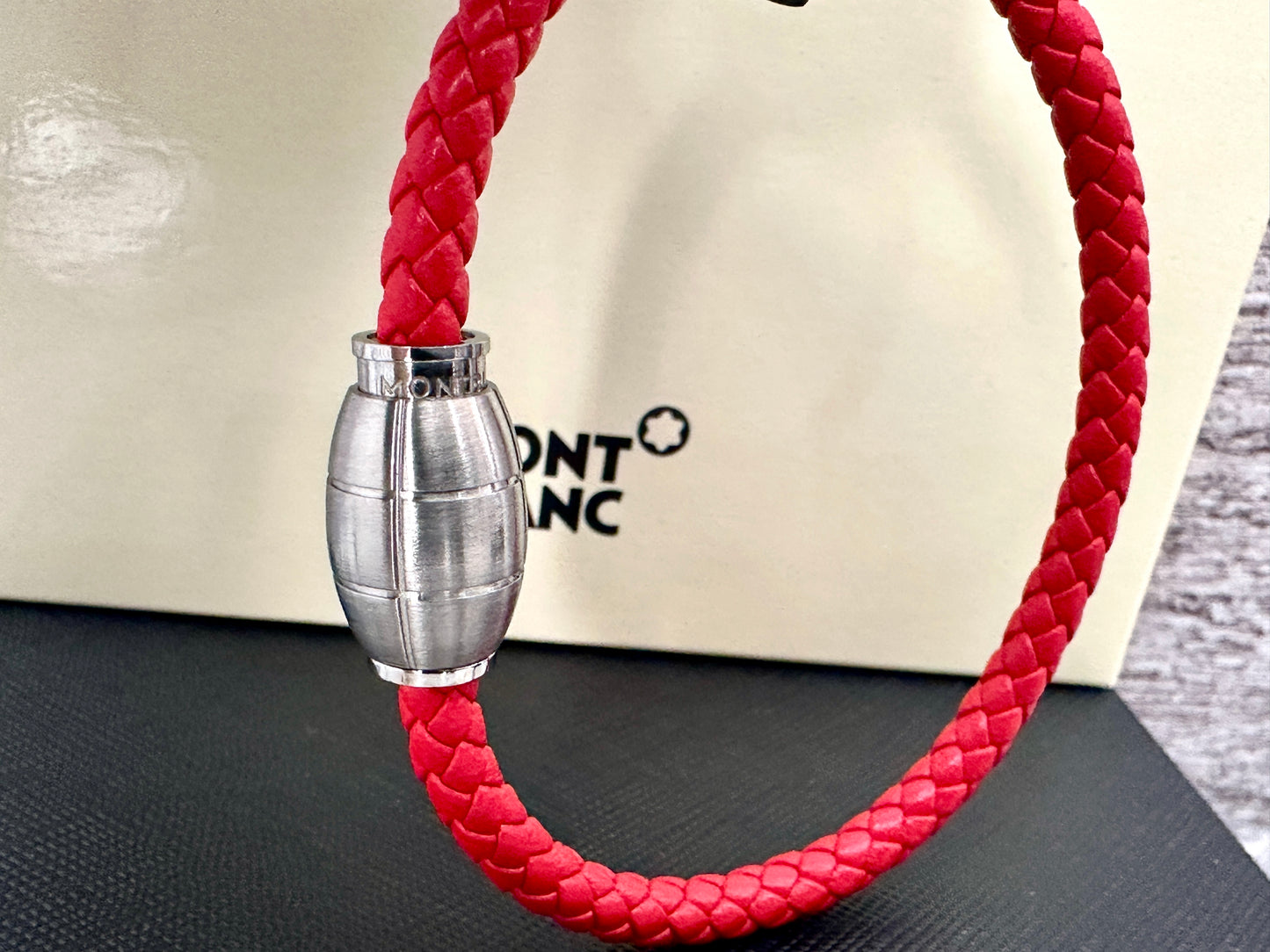Pulsera roja MB De cuero y acero inoxidable