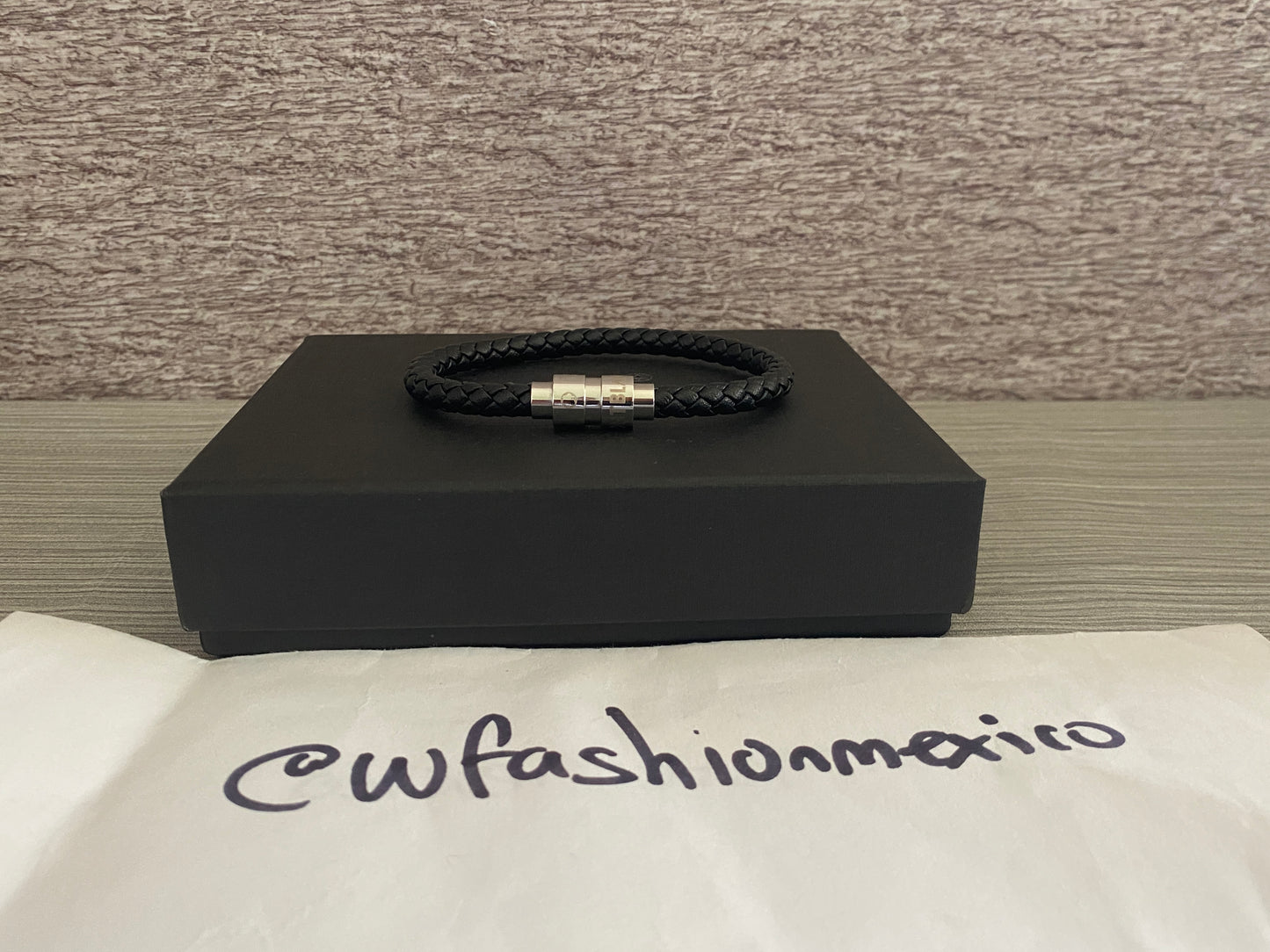 Pulsera negra con plateado M0nt bl4nc $750 MXN