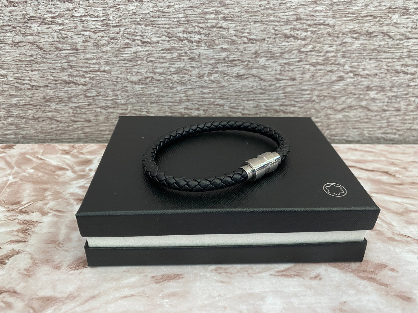 Pulsera negra con plateado M0nt bl4nc $750 MXN