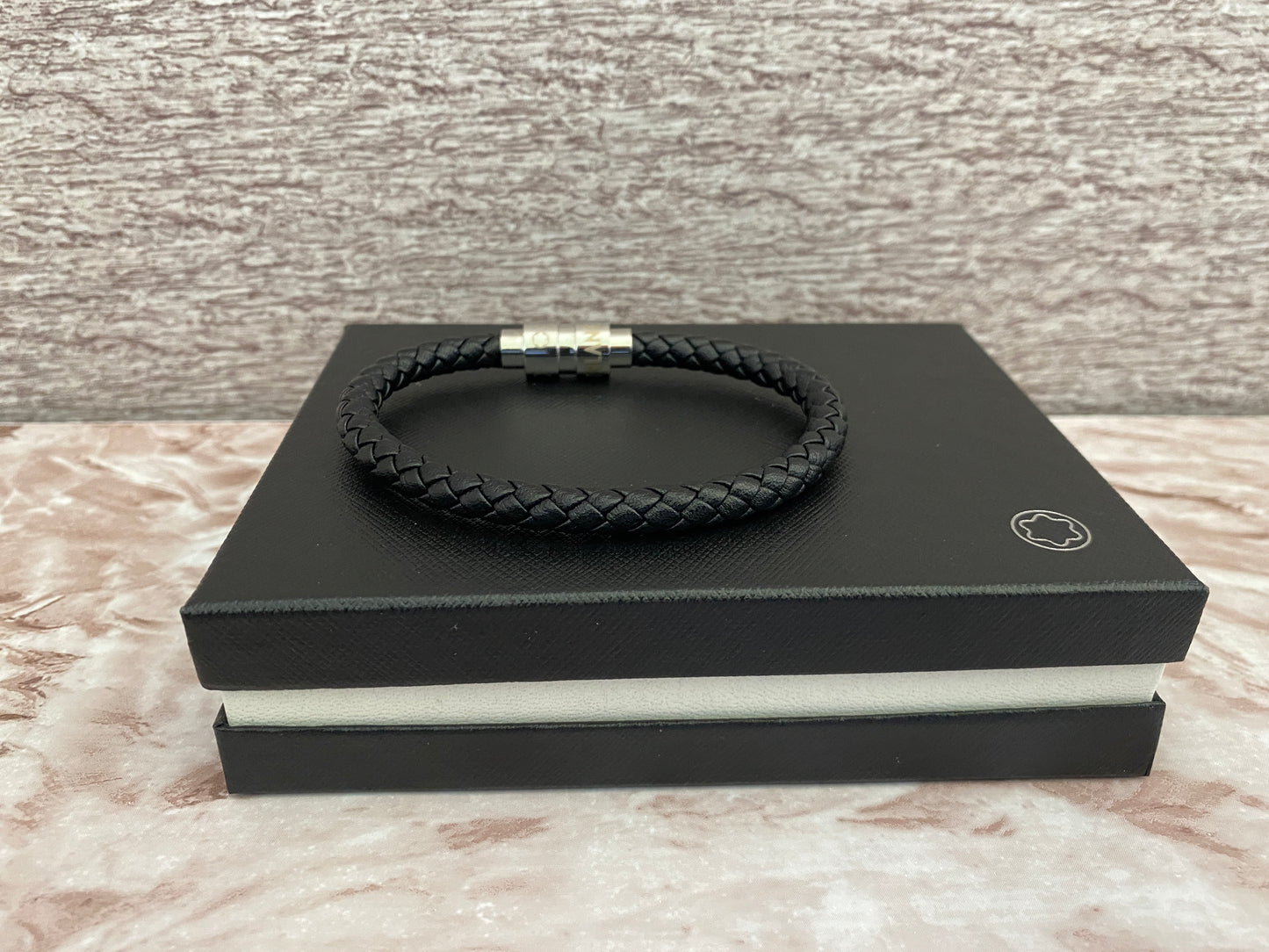 Pulsera negra con plateado M0nt bl4nc $750 MXN