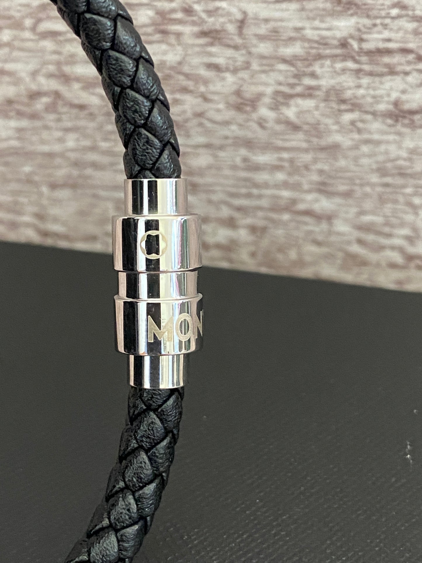 Pulsera negra con plateado M0nt bl4nc $750 MXN