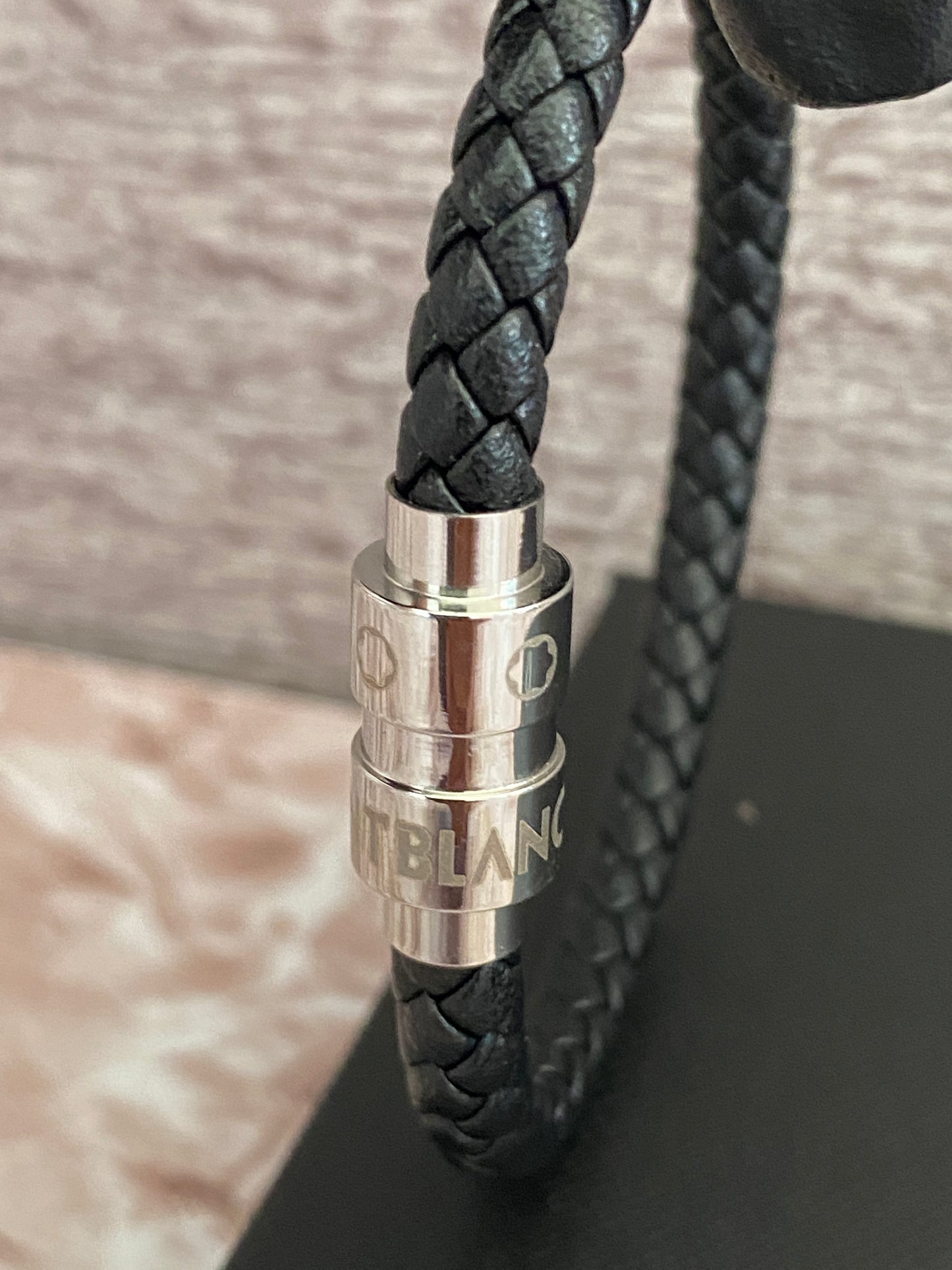 Pulsera negra con plateado M0nt bl4nc $750 MXN