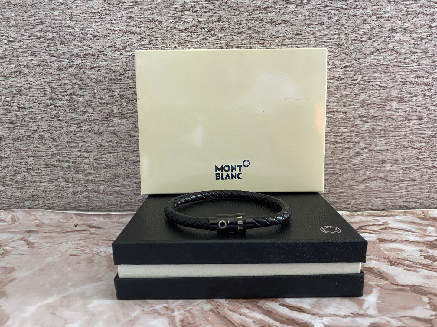 Pulsera negra M0nt bl4nc $750 MXN