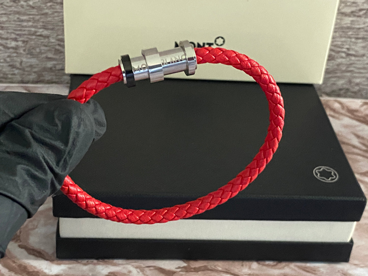 Pulsera roja Mont 750 MXN