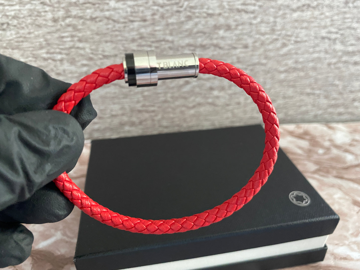 Pulsera roja Mont 750 MXN