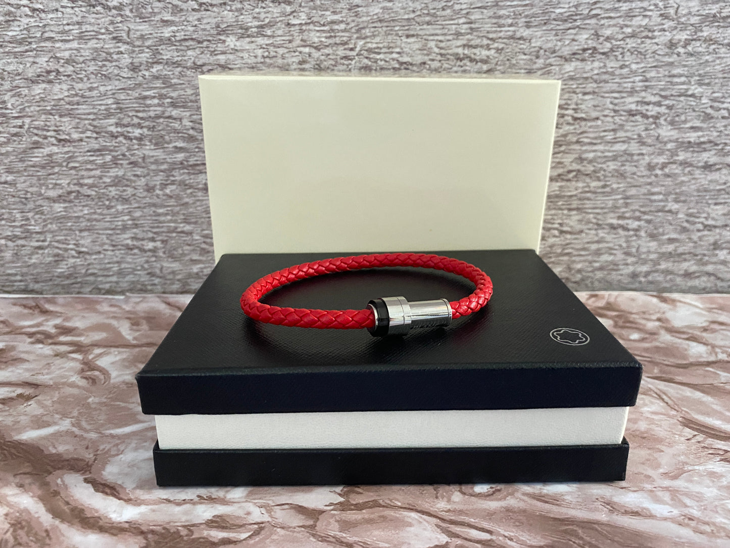 Pulsera roja Mont 750 MXN