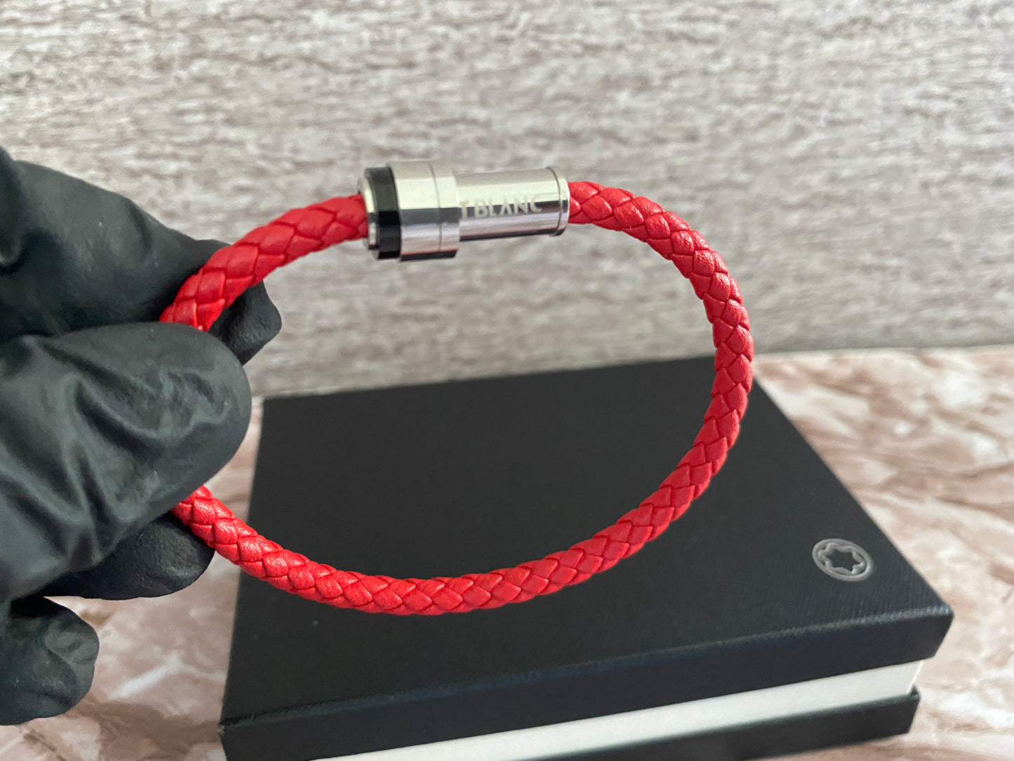 Pulsera roja Mont 750 MXN