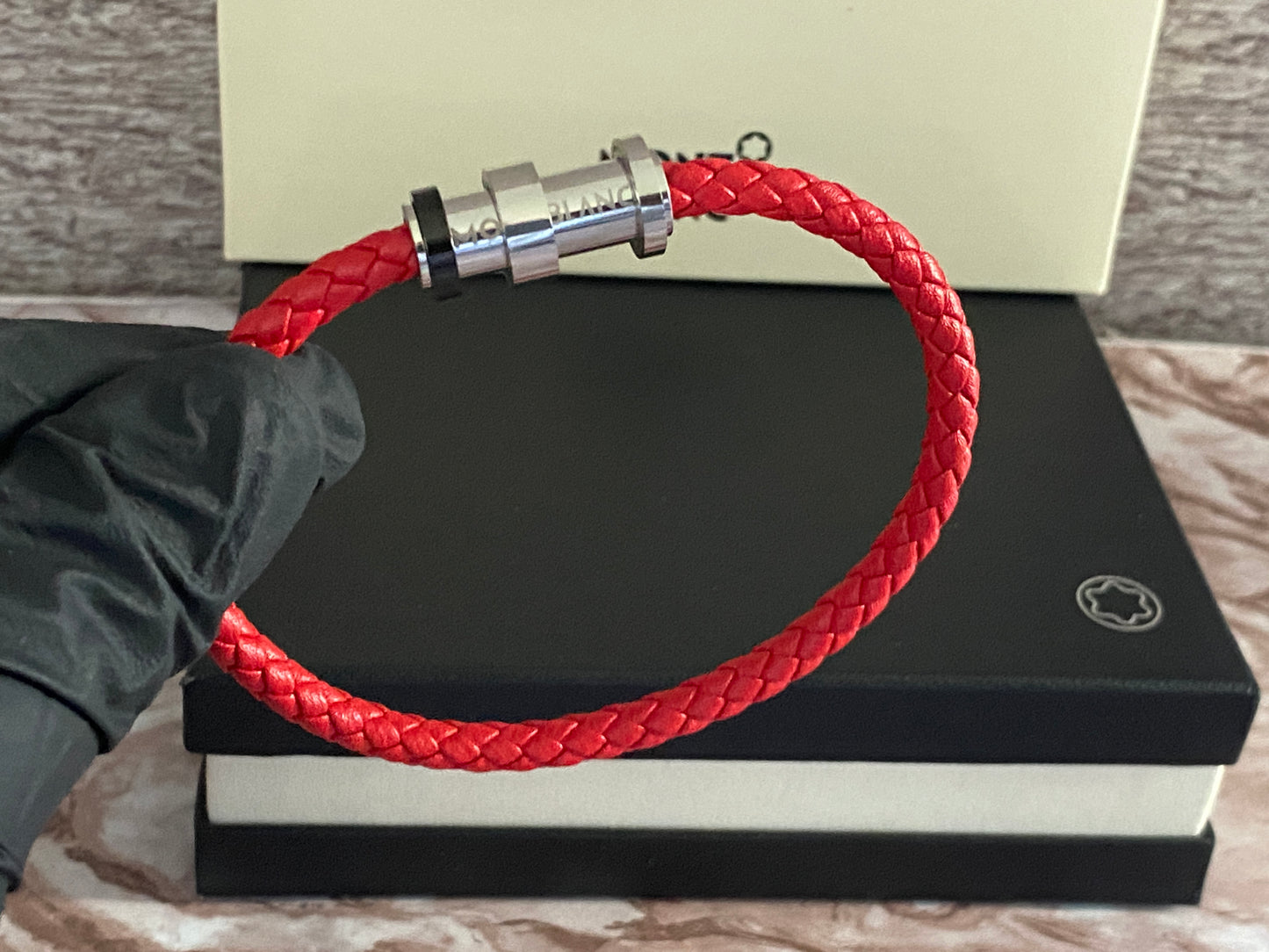 Pulsera roja Mont 750 MXN