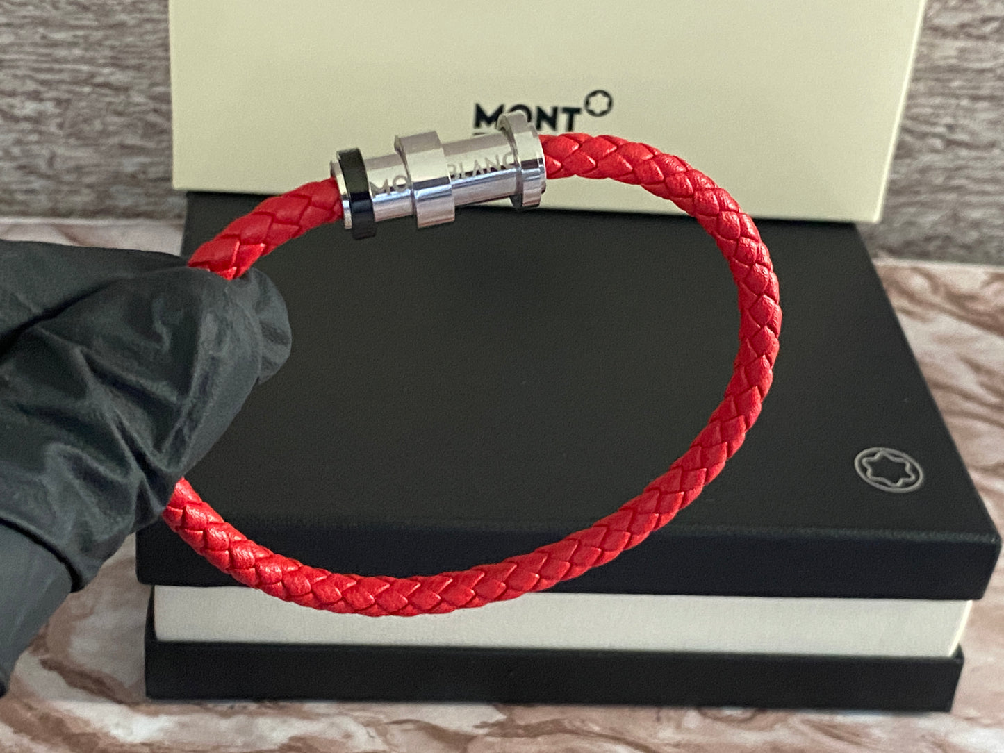 Pulsera roja Mont 750 MXN