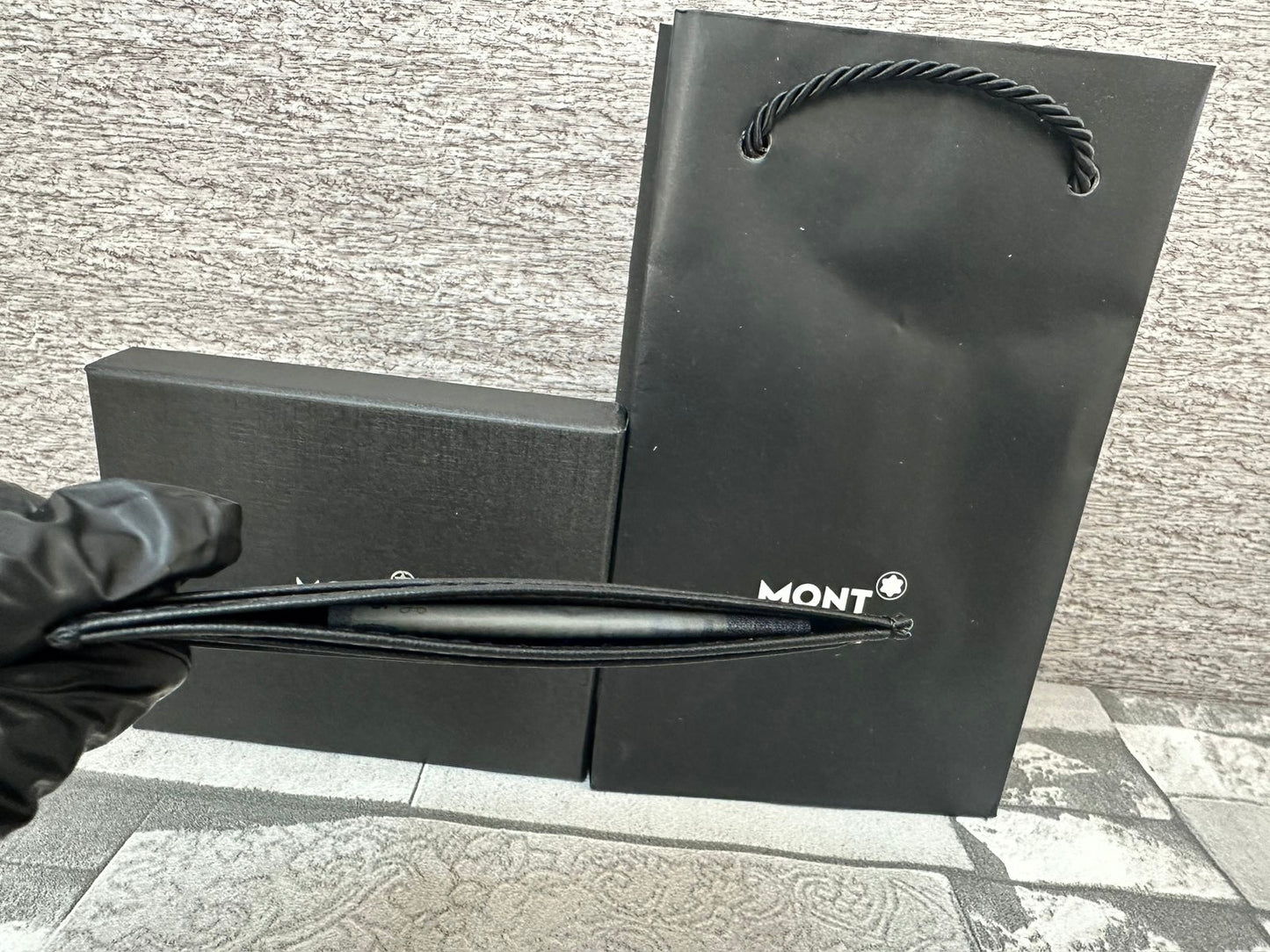 Tarjetero negro de piel genuina Mont B liso