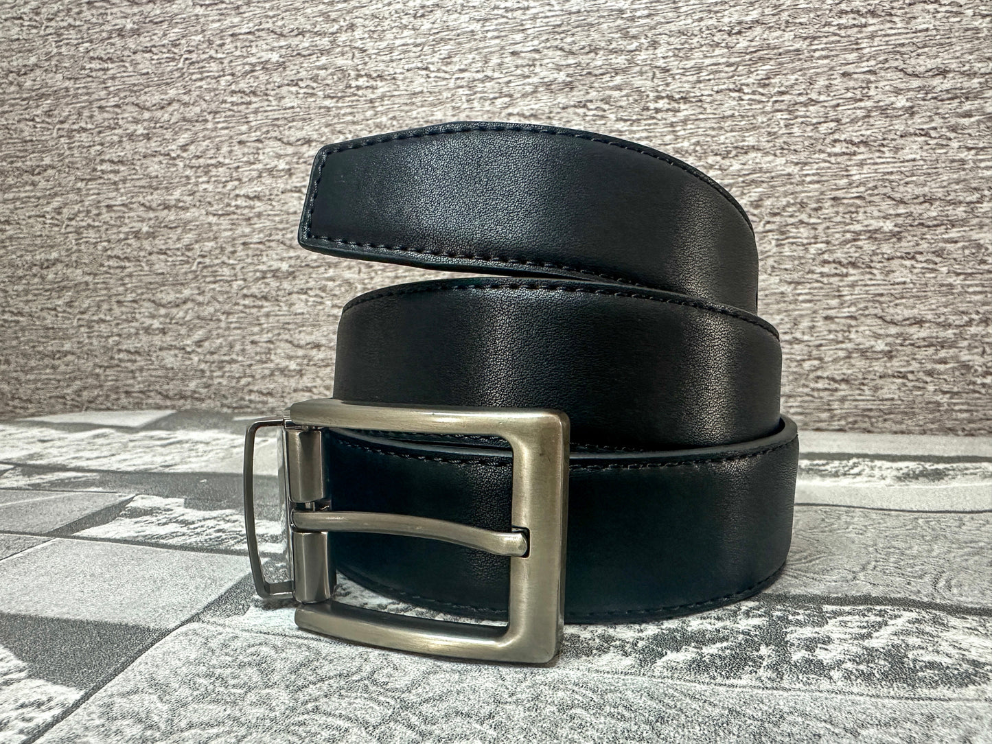 Cinturón negro, hebilla gris grafito