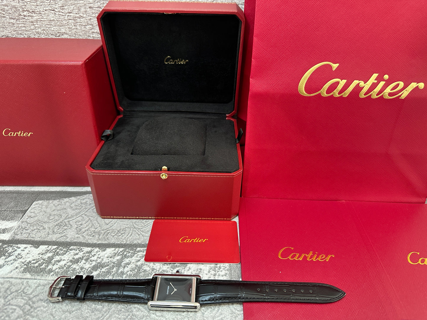 Reloj Tank Must color negro