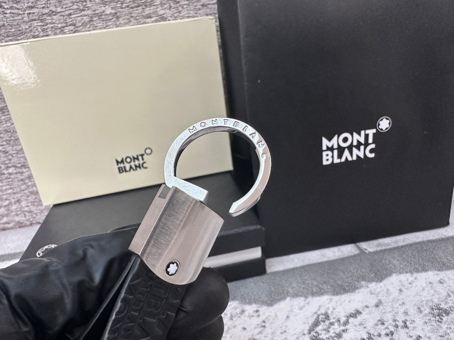 Llavero de Piel Genuina y Acero inoxidable Mont negro