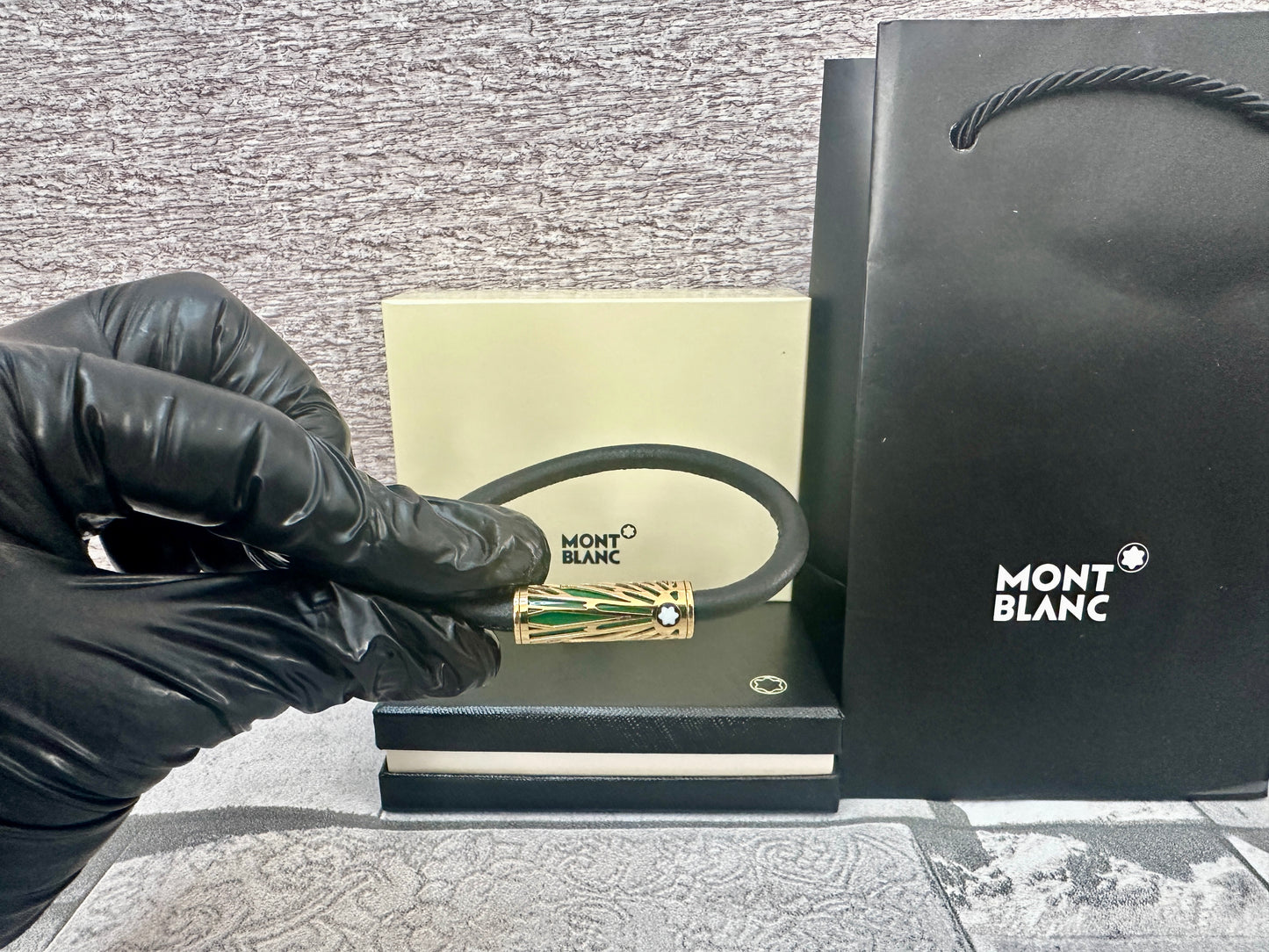 Brazalete Mont edición The Origin color verde