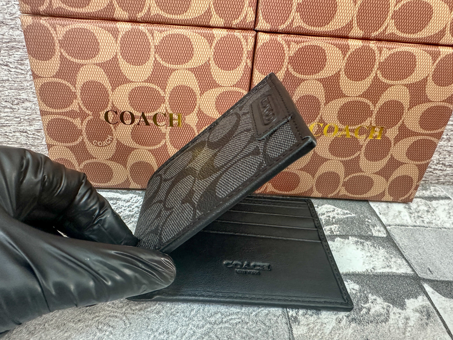 Cartera negra C0ach con monograma