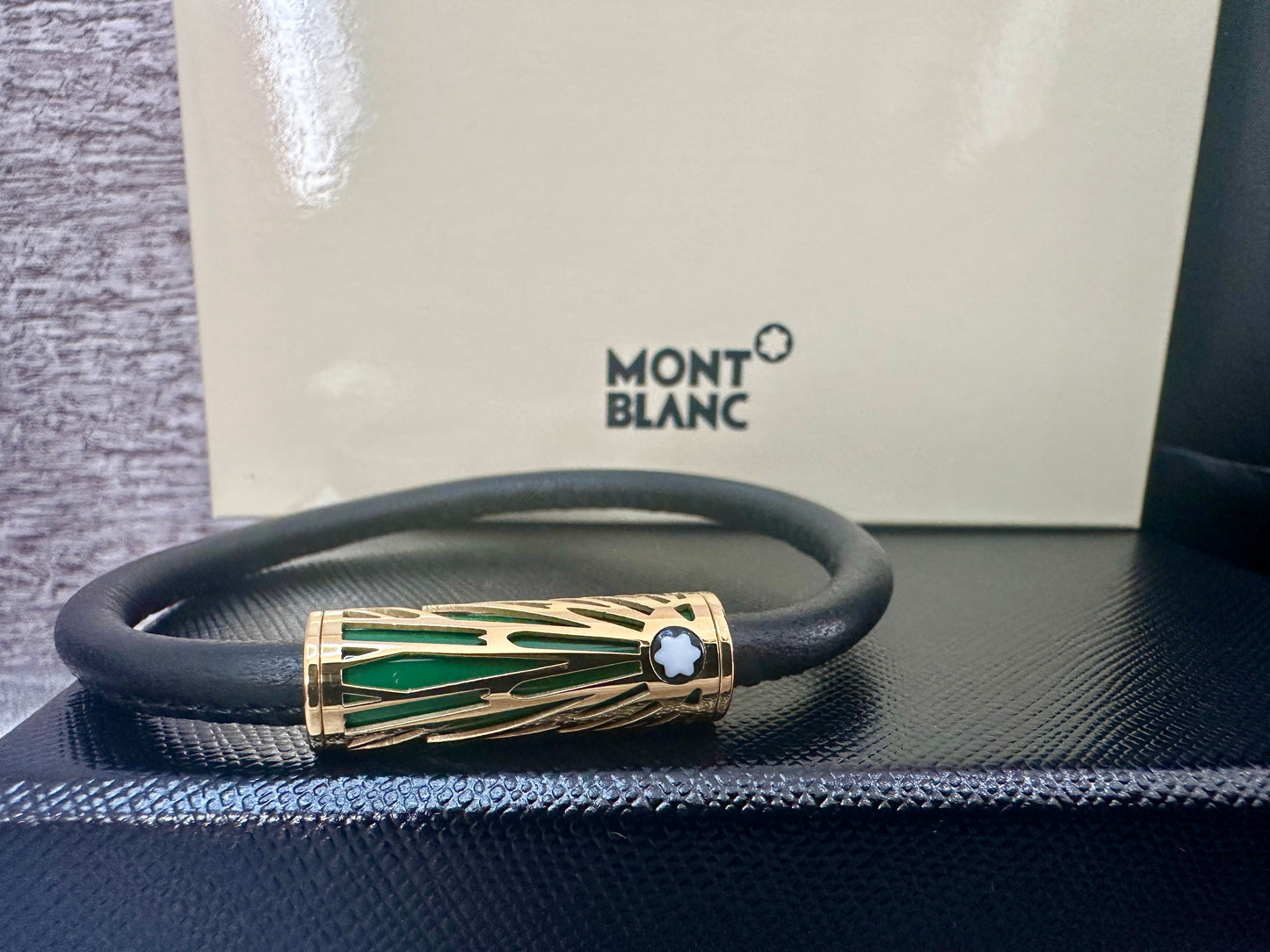 Brazalete Mont edición The Origin color verde