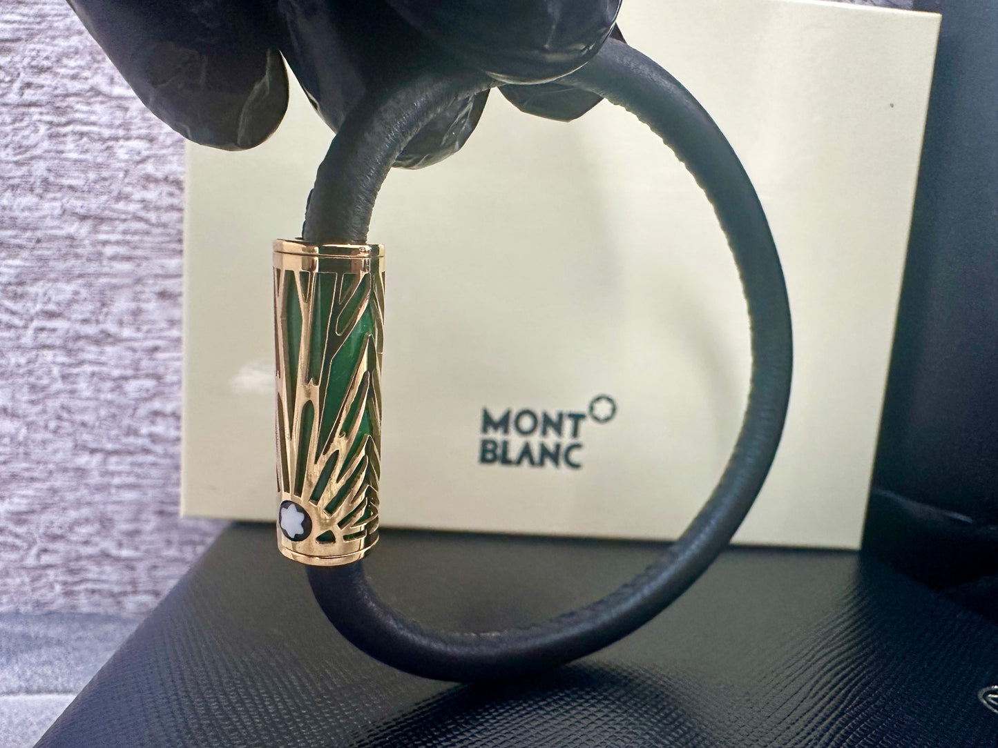 Brazalete Mont edición The Origin color verde