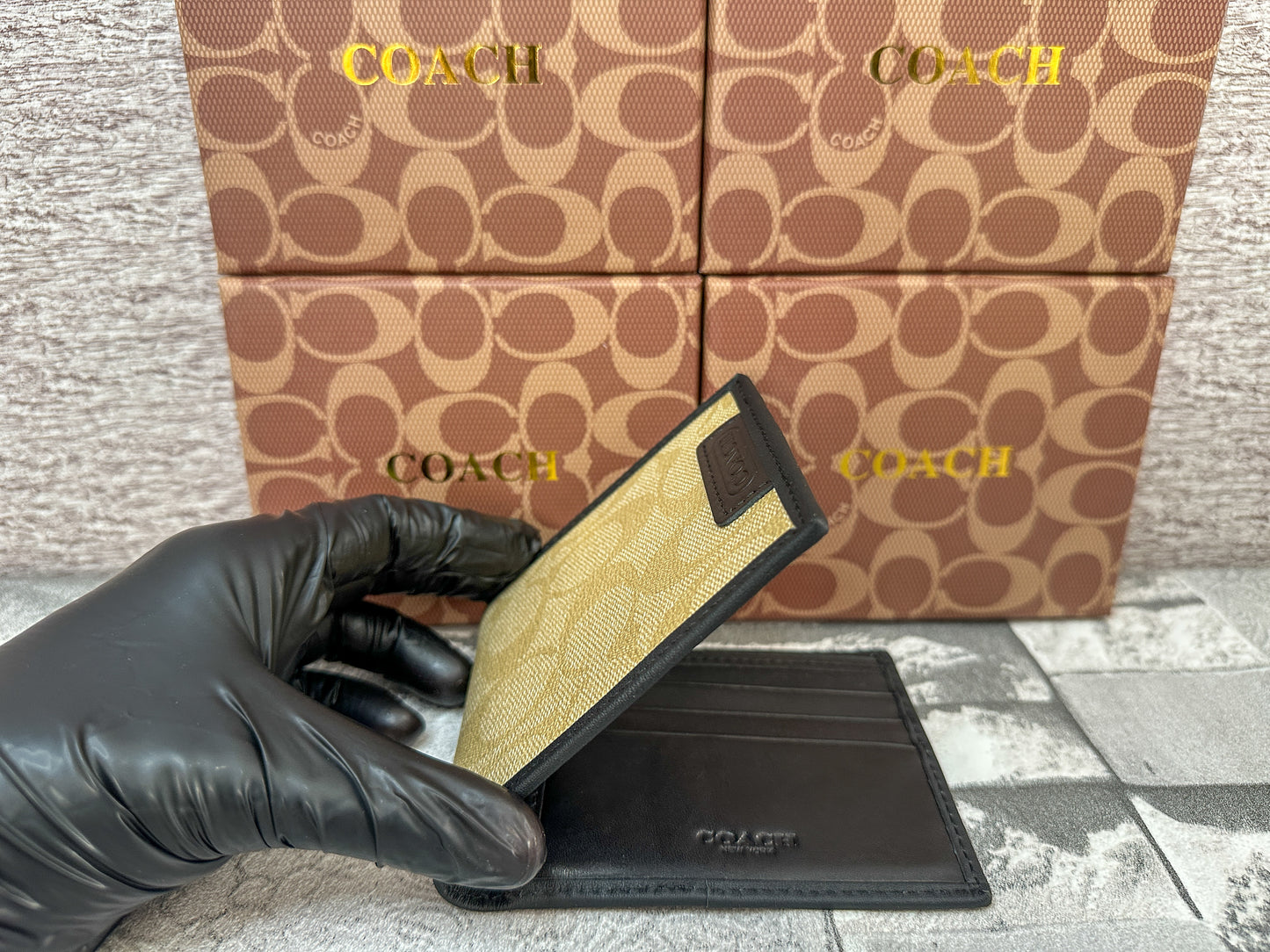 Cartera cafe claro C0ach con monograma