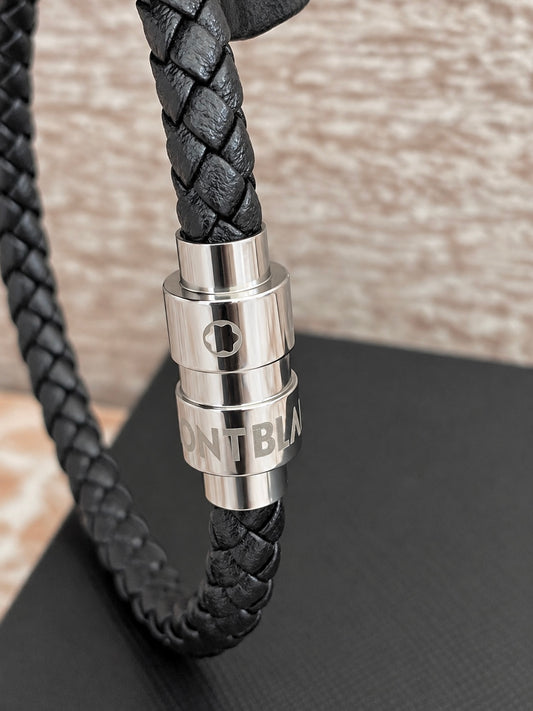 Pulsera negra con plateado M0nt bl4nc $750 MXN