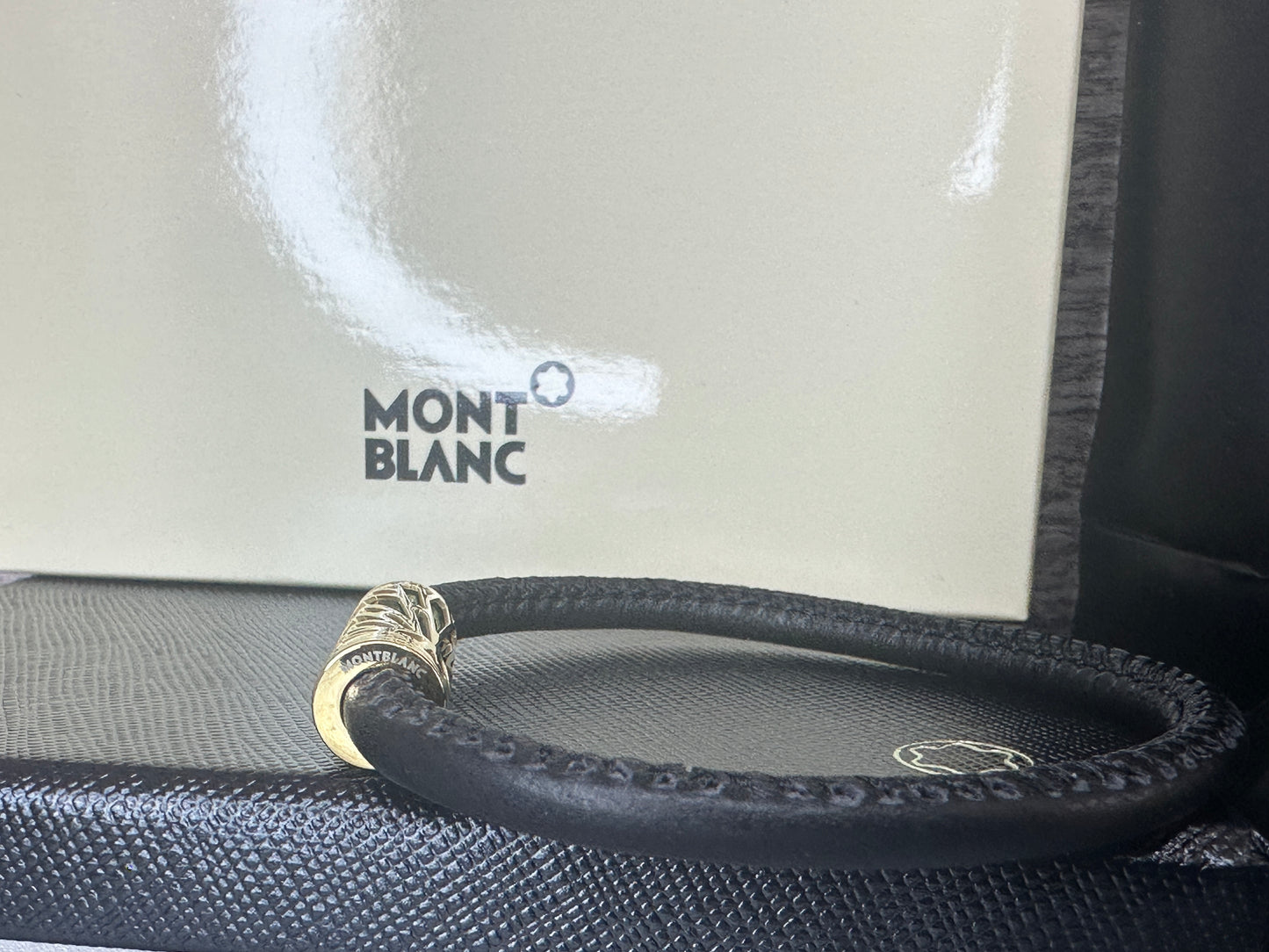 Brazalete Mont edición The Origin color verde