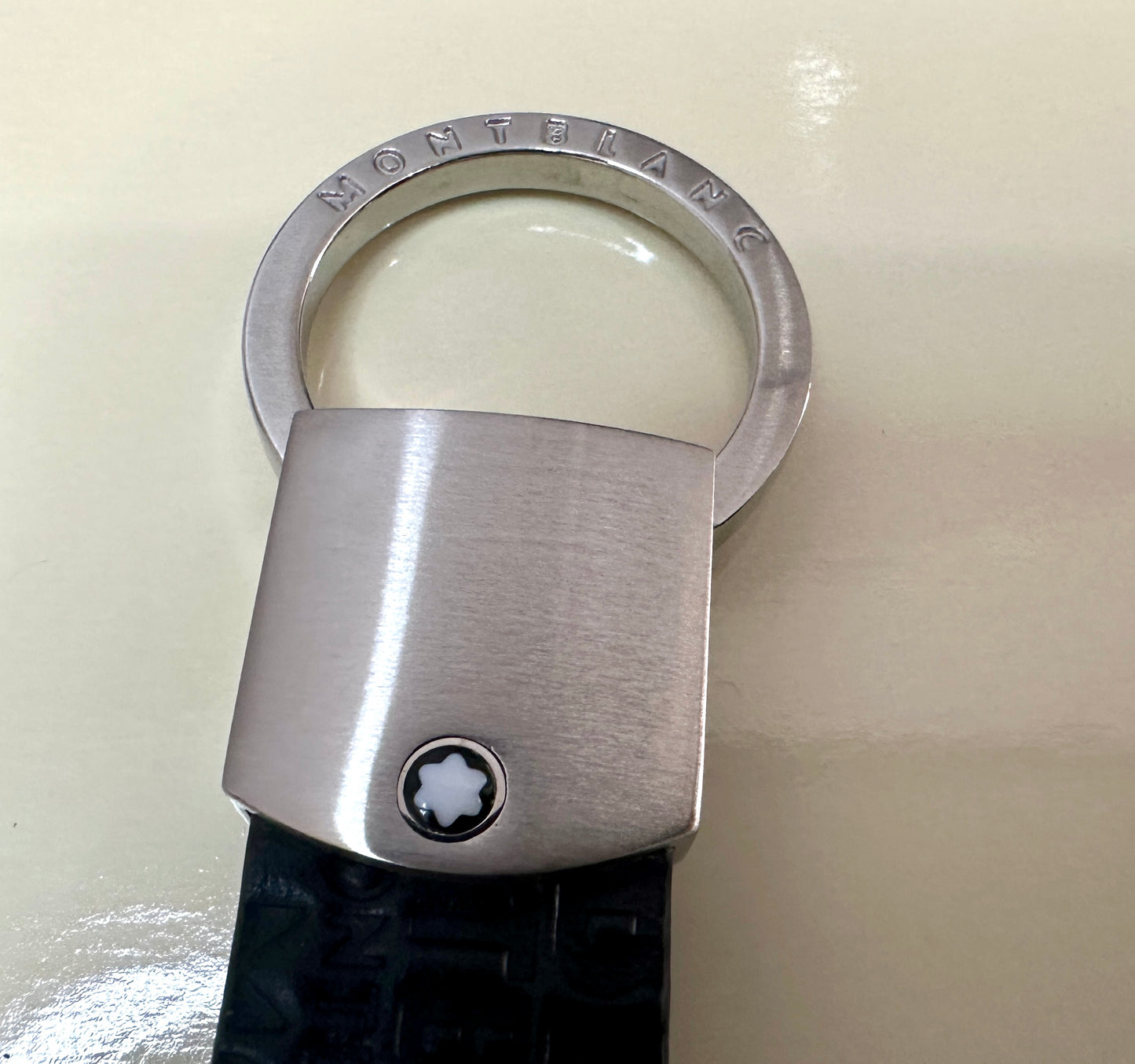 Llavero de Piel Genuina y Acero inoxidable Mont negro