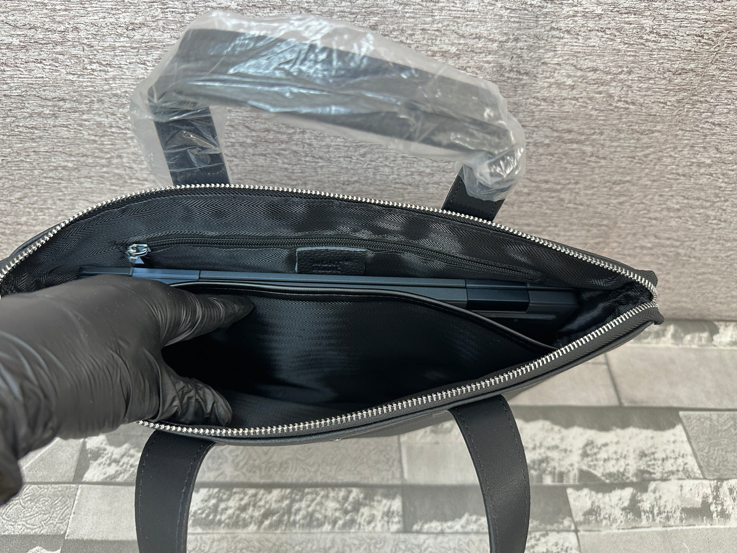 Portafolio negro de Piel Genuina, perfecto para laptops