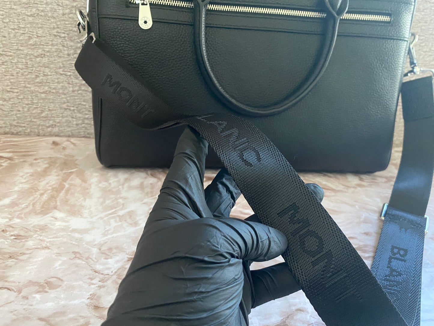 Portafolio negro de Piel Genuina, perfecto para laptops